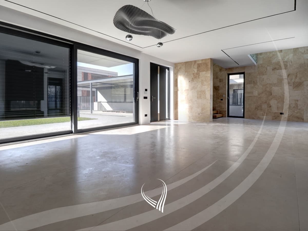 Shtëpi me 4 dhoma gjumi në shitje në Preoc – afër lagjes Marigona Residence 8