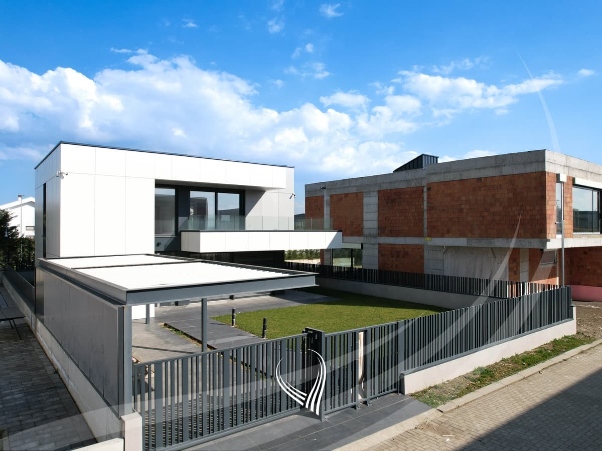 Shtëpi me 4 dhoma gjumi në shitje në Preoc – afër lagjes Marigona Residence 4