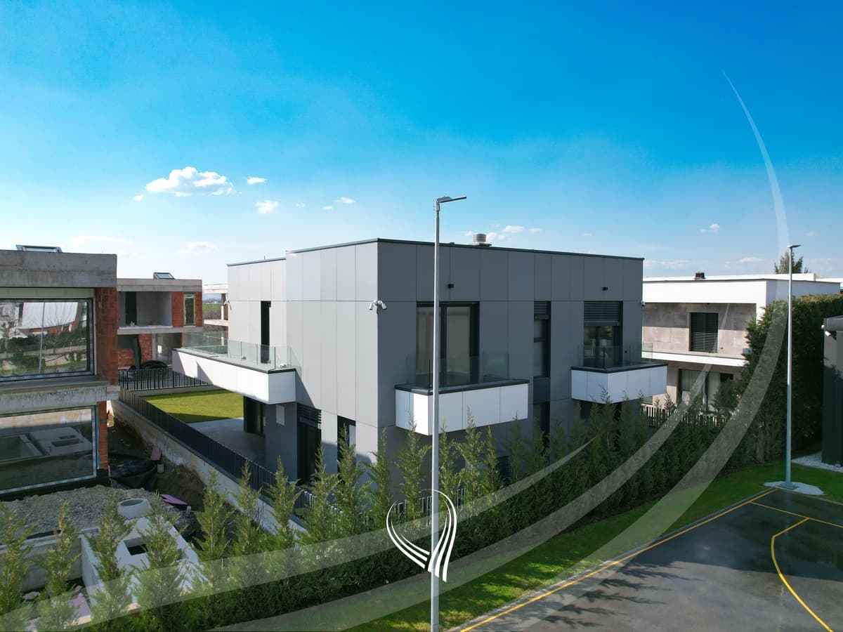 Shtëpi me 4 dhoma gjumi në shitje në Preoc – afër lagjes Marigona Residence 3