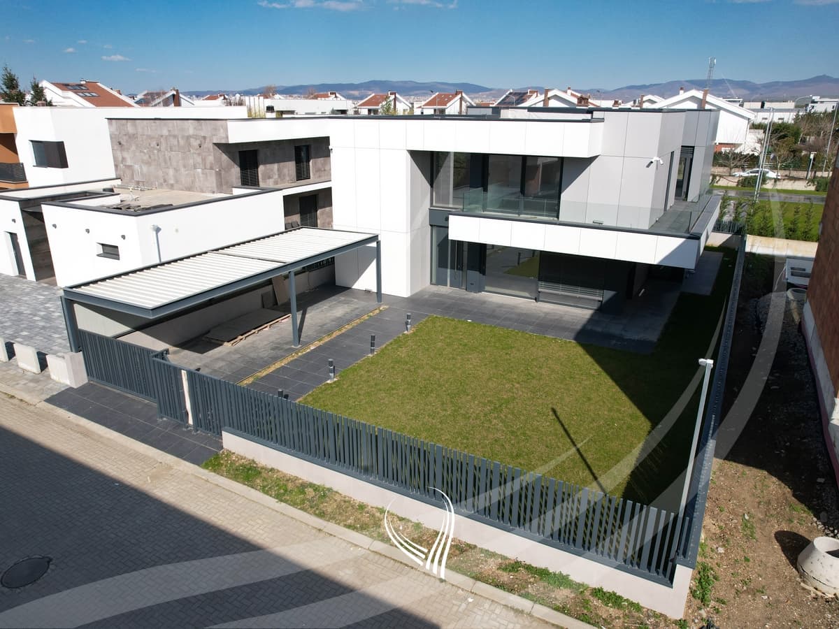 Shtëpi me 4 dhoma gjumi në shitje në Preoc – afër lagjes Marigona Residence – 1