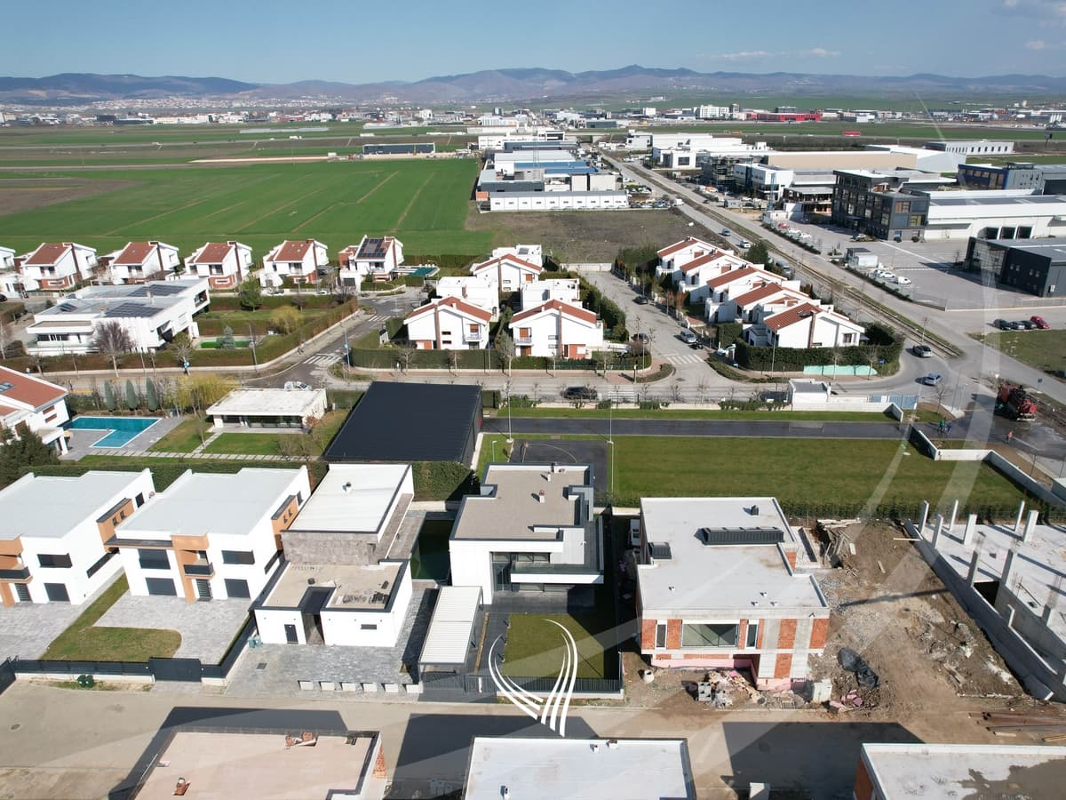 Shtëpi me 4 dhoma gjumi në shitje në Preoc – afër lagjes Marigona Residence 6
