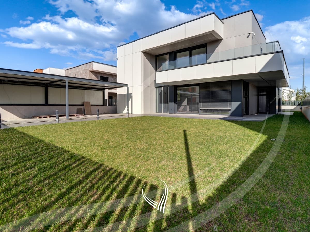 Shtëpi me 4 dhoma gjumi në shitje në Preoc – afër lagjes Marigona Residence 2