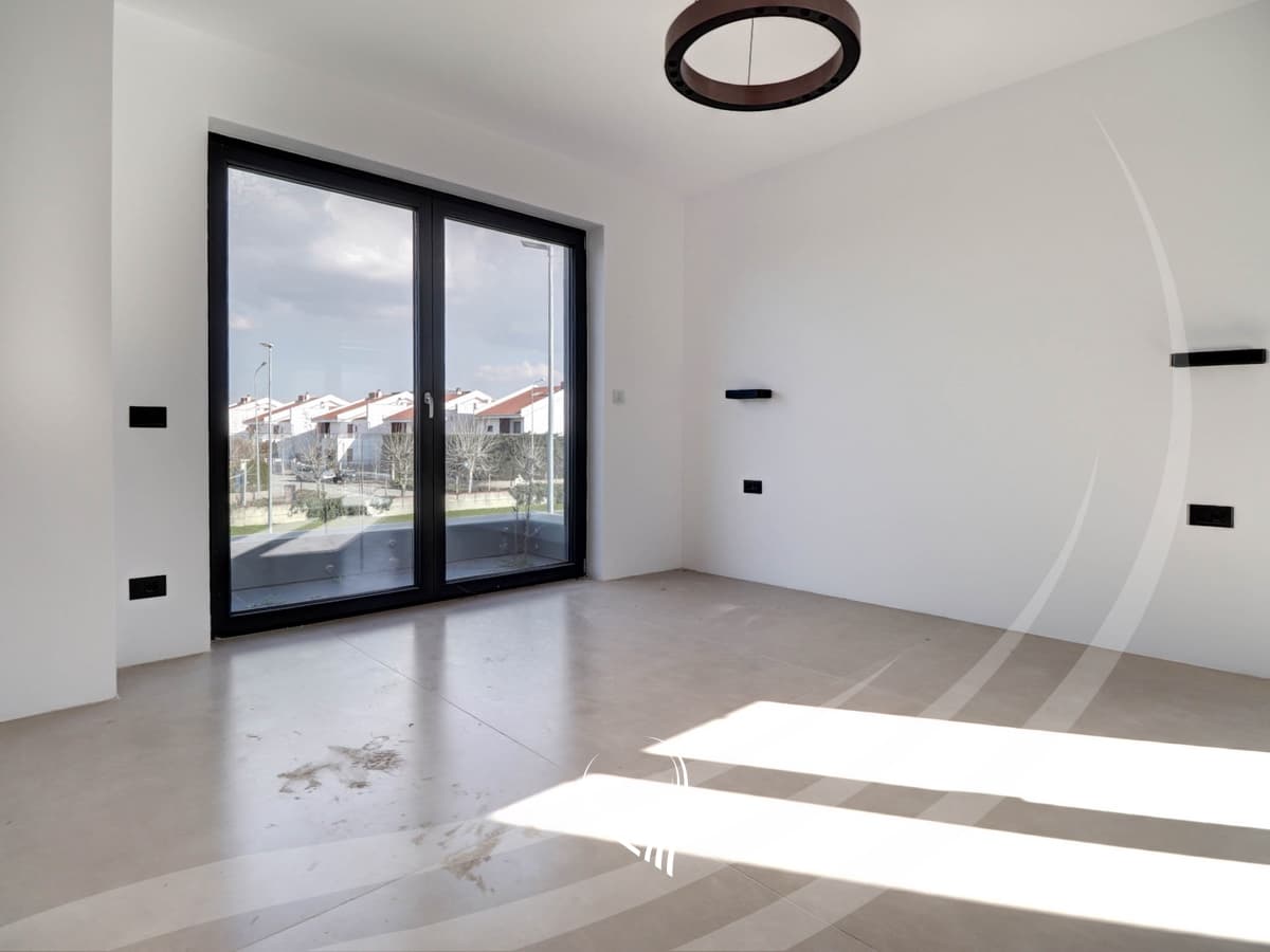 Shtëpi me 4 dhoma gjumi në shitje në Preoc – afër lagjes Marigona Residence 14